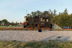 100 493/ex Kö 4493 steht als Denkmallok auf einem Kreisverkehr in Feilassing, aufgenommen am 02.10.2021.