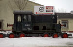 100 867 am 17.03.1996 mit Hinweisschild auf das ETM in Prora.