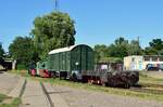 Nachschuss auf die beiden Köf 100 196 in schwarz und der Lok 2 der an die Kö anglehnten Baureihe N4. Vorder steht noch der Unterbau einer Kleinlok.

Magdeubrg 23.07.2020