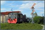 Kö 4751 (ex 100 751-7 der DR) ist als Denkmallok vor dem Bahnhof Bitterfeld aufgestellt. (01.08.2015)