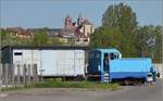 CFTR, die charmante Museumsbahn im Neubreisacher Urwald. Hier beim Depot der Museumsbahn am Rheinhafen Colmar/Neu-Breisach geht eine Sonderfahrt mit Dampfzug zu Ende. Die LKM V 22 schiebt nach, ja auch hier lebt die DDR noch... Als Loknummer bekam sie mit Orginalfabriknummer der LKM 262411. Im Hintergrund tront das Münster von (Alt-)Breisach auf der deutschen Rheinseite. Volgelsheim, April 2019.