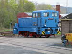 Über den Zaun fotografierte ich,am 27.April 2023,die 102 081 in Sonneberg.