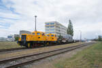 Die beiden Werkloks EWN GmbH Greiswald Lok1 und Lok2 rangieren einen Transformator, vom Bahnhof Lubmin, über das alte KKW Greifswald (Lubmin) zum Umspannwerk. Im Hintergrund sieht man einen zurückgebauten Reaktor des Kraftwerkes.  12.05.2020 