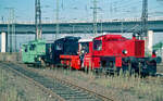 Ein Lokzug aus drei unterschiedlich lackierten Kleinloks mit 322 128 der MEH als erstes Fahrzeug am 05.10.1997 auf dem Gelände des ehemaligen Bw. Hanau. Die Kleinlok wurde 1934 von Jung geliefert und erhielt bei der DRG die Nummer Kb 4146, danach bei der DB 1968 die Nummer 321 016, bevor sie im gleichen Jahre ihre endgültige Nummer erhielt.