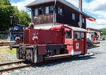 Die ex DB 323 842-5, ex DB Köf 6772, der Westerwälder Eisenbahnfreunde 44 508 e. V., ausgestellt am 07 Juli 2024 beim Erlebnisbahnhof Westerwald in Westerburger der Westerwälder Eisenbahnfreunde 44 508 e. V., hier war Lokschuppenfest.

Diese Köf II wurde 1960 unter der Fabriknummer 13210 bei der Lokfabrik Jung in Jungenthal bei Kirchen/Sieg gebaut und als Köf 6772 an die DB ausgeliefert. Sie war eine der 108 Maschinen der LG II, die im Rahmen der vorletzten Beschaffungsmaßnahme der DB, bei der Lokfabrik Jung-Jungenthal gebaut wurden. Zum 01. Januar 1968 erhielt sie, im Rahmen neuen EDV-Nummern, die Umzeichnung in 323 842-5.

Die 323 842-5 (Jung 13210) war ab 1960 dem BW Wetzlar zugeteilt, ab 1968 wurde das Heimatbetriebswerk das Bw Limburg / Lahn, welches zum 01.12.1991 zur Außenstelle des Bw Gießen wurde. Die Zurückstellung von der Ausbesserung (Z-Stellung) erfolgte am 22. Juli 1996 im Bw Gießen, der am 30.08.1996 die Ausmusterung (Bw Gießen) folgte. Ab 1997 stand die Lok der BSW-Gruppe Koblenz, Ortsgruppe Siershahn zur Verfügung. Nach der Gründung des Vereins Westerwälder Eisenbahnfreunde 44 508 e. V. wurde die Lokomotive im Juli 2002 vom Verein käuflich erworben. Am 29.11.2003 wurde die Maschine per Tieflader zum jetzigen Standort ins Westerburger Museum transportiert. Die Lokomotive ist betriebsfähig und verlässt von Zeit zu Zeit den Lokschuppen mit eigener Kraft.

In den Jahren 1932 - 38 beschaffte die Reichsbahn 887 Lokomotiven dieser Baureihe. Durch die Einwirkungen des Krieges stark dezimiert übernahm die spätere Bundesbahn noch 444 Exemplare und ließ, zwischen 1952 und 1965 noch 731 weitere Maschinen der Leistungsgruppe II neu bauen. Diese splitteten sich in die Baureihen 322, 323 und 324. Loks der BR 322 hatten eine Höchstgeschwindigkeit von 30 km/h, die Loks der BR323 hatten eine Höchstgeschwindigkeit von 45 km/h. Die zahlenmäßig größte Baureihe waren die Kleinloks der Baureihe 323. Dabei wurden ursprünglich zwei Gruppen unterschieden, 323 001 - 323 499 mit Deutz-Motor sowie 323 501 - 323 999 mit Kaelble-Motor. Insgesamt gab es 892 Loks der Baureihe 323.

Der Antrieb erfolgt Dieselhydraulisch, d.h. die Kraftübertragung erfolgt vom Motor auf ein Voith-Turbogetriebe und von diesem über Rollenketten auf die beiden Achsen. Die Hersteller waren Gmeinder, O&K, Krupp, KHD, BMAG, Borsig, Jung und Henschel. Die Baureihe hat ausgedient und ist nur noch vereinzelt in div. Museen anzutreffen.

TECHNISCHE DATEN:
Spurweite: 1435 mm (Normalspur)
Achsfolge : B
Länge über Puffer: 6.450 mm
Achsabstand: 2.500 mm
Treibraddurchmesser: 850 mm (neu)
größte Breite: 3.050 mm
größte Höhe: 2.890 mm
Dienstgewicht: 17 t
Motorenart: wassergekühlter 6-Zylinder- Reihendieselmotor vom Typ Kaelble GN130 s
Leistung: 128 PS (94 kW) bei 1300 U/min.
Motorhubraum: 14,33 Liter (Bohrung 130 mm x 180 mm Hub)
Getriebe: Voith L33U
Höchstgeschwindigkeit: 45 km/h
Anfahrzugkraft: 27,5 kN
Die Kraftübertragung vom Getriebe auf die Achsen erfolgt über Rollenketten.