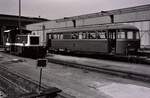 DB-Rangierlok 332 312-8 und der ausgemusterte Uerdinger Schienenbusbeiwagen 998 021-0 vor dem Bw Trier.
Datum: 24.08.1985