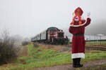 Der Nikolaus ist da! Der Nikolaus erwartet Köf 11 032 und Köf 11 312 (Zugschluss) kurz vor Fürth im Ostertal. Im Zug sitzen zahlreiche Kinder, die der Nikolaus gleich beschenken wird (1. Dezember 2024)