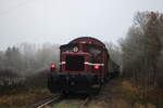 Nachdem der Nikolaus den Zug betreten hat, geht es weiter. In wenigen Minuten wird der Zug Fürth im Ostertal erreichen. Nachschuss auf Köf 11 312. Das Bild entstand auf einem Bahnübergang. (1. Dezember 2024)