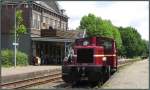 Conrad bei der Arbeit! Die Köf der ZLSM rangiert mit musikalischer Untermalung des Orgelspielers am Leierkasten im Bahnhof von Simpelveld (NL) am Sonntag den 22.Juni 2014.Nostalgie pur unweit von Aachen kann man hier noch erleben.