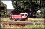 DB Köf 335229 rangiert hier am 9.7.1993 im Zufahrtgleis zur Teutoburger Wald Eisenbahn in Lengerich.