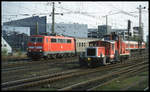 111015 überholt hier am 23.4.2001 bei der Einfahrt aus Richtung Hamm in Münster HBF die Kleinlok 335885, welche gerade eine Rangierlok im Schlepp hat.