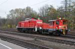 294 880-0 zieht eine Kf (335 133-5) durch Kln-West. Aufgenommen am 15/11/2010.