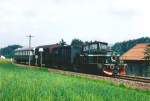 Nebenbahn-Idylle in der Oberpfalz: Die Deutz-Lok L01, 1956 von der Lokalbahn Lam - Kötzting angeschafft, schleppt eine Übergabe von Kötzting nach Lam.