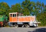 Die Deutz N 56580 Werkslok der Rheinkalk Grevenbrck GmbH (ehem. Grevenbrcker Kalkwerke GmbH) abgestellt am 29.09.2013 in Lennestadt-Grevenbrck (aufgenommen vom Gehweg aus). 

Die normalspurige Lok vom Typ Deutz A12L 614 R wurde 1957 von Deutz unter der Fabriknummer 56580 gebaut und an Albert Sonnenberg GmbH in Dsseldorf geliefert. 1974   ging sie ber einen Hndler an Union Deutsche Lebensmittelwerke GmbH, Werk Fettraffinerie Brake (Brake  1  ), bis sie 2003 wieder ber einen Hndler zum Kalkwerk kam.

 Mit ca. 200 PS stellte die A12L 614 R die strkste zweiachsige Maschine im Programm der Maschinen mit luftgekhlten Motoren dar.