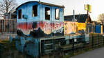 Deutz-Rangierlock - von der Seite |  Die Lokomotive wurde 1952 in Köln von der Firma Klöckner-Humboldt-Deutz, dem Vorläufer der Deutz AG, gebaut. Seit Herbst 2011 hat sie am Alleenradweg einen neuen Standort gefunden und erhielt hier 2012 durch zwei Sprayer ein farbenfrohes Outfit. - Leihgeber: Halle 31, Nutzfahrzeugmuseum Willich ; Leistung: 120 PS ; Gewicht: 22t ; Motor: Sechszylinder-Dieselmotor   | 21.02.2018
