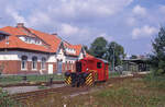 Lok nr 1 des VEFS rangiert zum Bahnsteig in Bocholt und passiert das Bahnhofsgebäude von 1904, am 03.09.1995, 13.19u. Es gab Sonderfahrten nach Mussum. Scan (Fujichrome100).