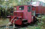 Die am 29.10.1982 im Aw. Bremen-Sebaldsbrück vor der 219 001 fotografierte 91-001 gehörte als  Kleinsdiesellok   zu den kleinsten Rangierfahzeugen der DB. Die Lok wurde 1953 von Schöma gebaut, eine kleine Serie der gleichen Bauart folgte 1958.