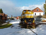 Schmalspurromantik in Oberschwaben oder  Für was Schwellen alles gut sind !

Die aus Spanien zurückgeholte 251 903 steht am 24.02.2010 aufgebockt und ohne Drehgestelle in Ochsenhausen.