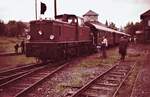 Abschiedsfahrt des  Odenwald-Express  Mosbach - Mudau am 02.06.1973. Hier steht die Gmeinder Diesellok 252 901-4 mit Trauerbeflaggung im Bahnhof Mudau.