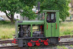 Die 30 PS starke Ns 2 f, eine in den 50er Jahren in Babelsberg gebaute Feldbahnlok, ist auf dem Bahnhof Bad Orb für den Rangierbetrieb zuständig. Nur in Ausnahmefällen muss sie auch im Fahrbetrieb aushelfen, das war am 20.06.2021 aber nicht notwendig, sie musste nur die 3 Personenwagen aus dem Lokschuppen an den Bahnsteig drücken und hatte dann bis zum Nachmittag Pause