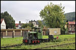 Diese Diesellok LOTTE gehört zum aktuellen Fahrzeugbestand der Dampfkleinbahn Bad Orb. Sie wird in der Regel für den Rangierdienst in Bad Orb genutzt. Nur in Fällen der Brandgefahr ersetzt sie die Dampflok EMMA. Hier hat sie ihren Rangierdienst für die erste Zugfahrt am 6.10.2024 beendet und wartet im Bahnhofsbereich von Bad Orb auf die nächste Aufgabe.