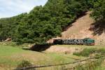 Nach ihrem Zwischenhalt zum Wild-Füttern setzte sich die Ns2f der Feldbahn des Eifelzoo´s Lünebach am 26.08.15 mit ihrem Zug wieder in Bewegung.