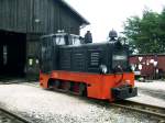 199 051 (Typ V 10C) der Museumsbahn Schnheide vor dem Lokschuppen im Sommer 2006.