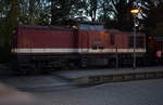 199 861-6 , vom Brocken kommend, wartet in Drei  Annen Hohne auf die Weiterfahrt nach Wernigerode, sie bespannt ein Regelzugpaar  Wernigerode-Brocken und zurück.13.10.2019, 18:34 Uhr.