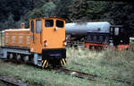 Die Schmalspurloks 199 008 (gelb) und 007 im Hintergrund (schwarz) standen am 17.09.1991 in Willischthal am Ende der Reststrecke nach Thum. 199 007 ist als Museumslok erhalten.