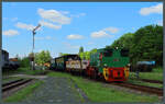 Lok 209 verlässt am 09.05.2024 mit dem Zug nach Regis-Breitingen den Bahnhof Meuselwitz. Die CFL 200 wurde 1962 von Schöma für die Braunschweigischen Kohlenbergwerke AG in Helmstedt gebaut.