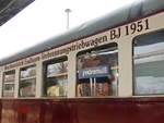 Beschriftung am Esslinger-Verbrennungstriebwagen 95 80 0301 035-1 D-CLR der Cargo Logistik Rail Service GmbH mit Spiegelung des Bahnhofschildes in Blumenberg (Harz) am am 17. Februar 2018.

