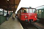 Der MAN-Schienenbus VT 9 war für die Münstertalbahn unterwegs und wartete noch im Freiburger Hauptbahnhof auf seine recht zahlreichen Fahrgäste.
Datum: 29.10.1983