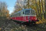 Von Pfullendorf kommend sind am 16.11.2014 die MAN-Triebwagen VS 14 und VT 8 der SAB gerade am Gebude des ehemaligen Bahnhofs Hosskirch-Knigsegg vorbeigefahren und befinden sich auf der Fahrt nach