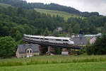 Hier zusehen ist 605 017  advanced TrainLab  am 19.6.24 kurz nach der Ausfahrt aus dem Markersbacher Bahnhof in Richtung Annaberg-Buchholz auf der Schwimmbadbrücke in Markersbach.