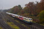 111 001 fährt mit 115 114 sowie 605 116 von Mukran nach Koblenz unterwegs. Seit jeher ist 605 116 im DB Museum Koblenz ausgestellt. Hier durchfährt der Zug gerade Duisburg Wedau in Richtung Ratingen.

Duisburg 04.11.2021