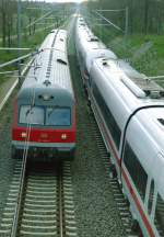 614 016 als RB 14786 (Hannover Hbf–Hamburg-Harburg) und 605 xxx als ICE 2781 (Hamburg-Altona–Kln Hbf) am 01.05.2006 zwischen Buchholz (Nordheide) und Klecken