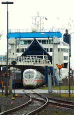 Am 28.10.2016 rollt ein 605 als ICE 33 von Hamburg Hbf. nach Kopenhagen H in Puttgaren auf die Fähre  Schleswig-Hostein 