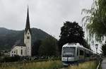 Am 16.07.2020 fährt der VT 117 in Schliersee ein, dahinter die zwischen 1734 und 1737 errichtete Kirche St. Martin