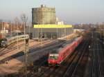 610 010 und 019 kommen als RE 3587 aus Nrnberg ins Vorfeld des Regensburger Hauptbahnhofs und passieren die agilis- Wekstatt und das Einfahrtsignal. 12.11.2011