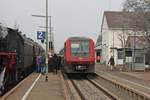 Zwischenhalt am 02.01.2017 von 611 035 als RE nach Neustadt (Schwarzw) im Bahnhof von Löffingen, wärend am Bahnsteig neben an der historische Dampfzug von der IG 3 Seenbahn e.V. stand.