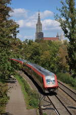 611 021 hat am 8. September 2018 gerade Ulm Hbf Richtung Friedrichshafen verlassen. Im Hintergrund ist das Ulmer Münster zu erkennen.