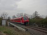 Am 4.4.14 schoss 611 030 über die kleine Brücke über die B27.
Aufgenommen kurz hinter dem Bahnhof Bodelshausen. 