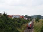 Nachdem die 611er nun auf der Zollern Albbahn abgelöst wurden, sind die jüngeren Brüder namens 612 dort am wackeln. 
Blicken wir nun in die Vergangenheit und stellen fest: Kein Wunder! 
Für die Tübinger Umläufe nur die besten Kisten! 
Denn die Stammtriebwagen, welche in und um Tübingen rumgefahren sind, stehen nun alle still. 
Die meisten zumindest. Bisher sind vier in Mukran abgestellt sowie acht Stück in Ulm. 
611 019, welcher auf dem Bild zu sehen ist, scheint jedoch noch vergleichsweise gut in Schuss, sodass dieser auch heute noch in Ulm um Ulm und um Ulm herum anzutreffen ist. 
Aufgenommen am 25.06.15 bei Schlatt. 