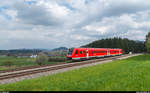 612 502 fährt am 14. April 2017 während einem kurzen Sonnenmoment als RE nach Lindau bei Schönau im Allgäu vorbei.