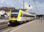 612 112 verlässt den Hauptbahnhof von Tübingen in Richtung Rottenburg (Neckar). Der Triebwagen trägt schon das neue Landesdesign Baden-Württembergs.
Tübingen, 03.06.2017.