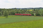 Ein Triebwagen der Baureihe 612 ist von Lichtenfels nach Hof unterwegs. Bei Fattigau rollt der RE entlang der sächsischen Saale. Bahnstrecke 5100 Bamberg - Hof am 23.05.2017