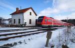 Passend zum neuen Schneefall in der Region fährt hier ein 612er RE bei Schödlas nach Süden Richtung Neuenmarkt-Wirsberg.