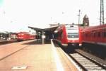 612 136 steht am Stumpfgleis in Gieen bereit, einen RE nach Koblenz ber die Lahntalbahn zu bringen. Gegenber eine 141 beim kurzen Zwischenstopp der RB-Linie Dillenburg-Kassel.