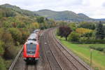 Am 10.10.2019 fährt eine von 612 660 angeführte Doppeltraktion als RE Hof/Marktredwitz-Nürnberg in Hersbruck unter den Fotografen hindurch.