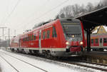 12. Januar 2010, RE 3482 hat in Kronach bereits eine viertel Stunde Verspätung. Jetzt wartet er die Überholung durch einen außer Plan fahrenden ICE ab, bevor er seine Fahrt nach Saalfeld fortsetzen kann.